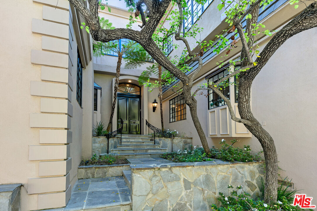 1118 San Ysidro Dr in Beverly Hills, CA - Building Photo