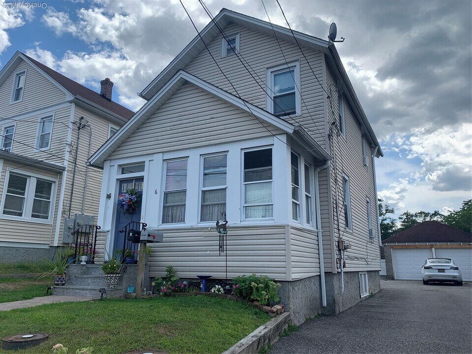 6 Chadwick St in Glen Cove, NY - Building Photo