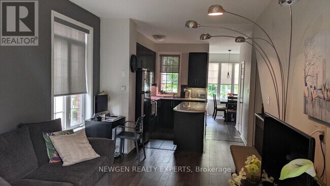 393 Beechgrove Dr in Toronto, ON - Building Photo - Building Photo