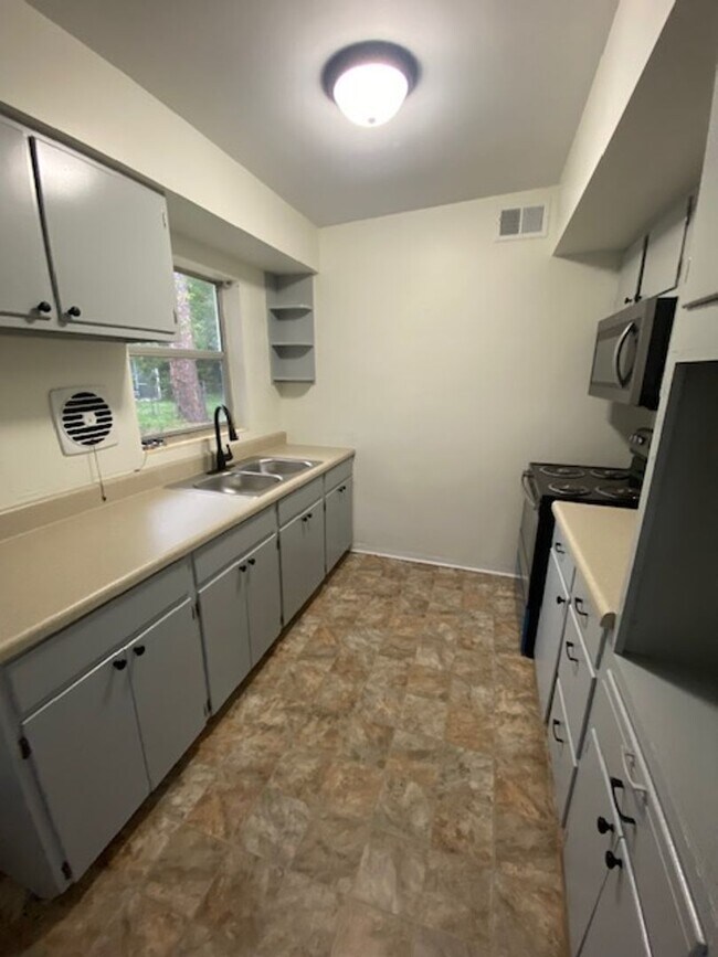 525 Elizabeth Pl in South Daytona, FL - Building Photo - Building Photo