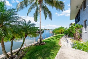 1334 Chesapeake Ave in Naples, FL - Building Photo