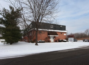 Westwood Court Apartments in Alliance, OH - Building Photo - Building Photo