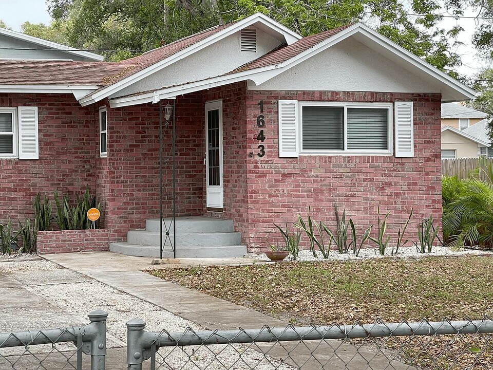 1643 13th St S in St. Petersburg, FL - Foto de edificio
