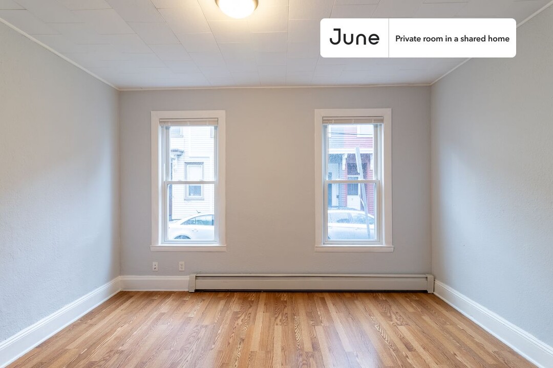 Private bedroom in 3 bed/1 bath Home in Cambridge, MA - Building Photo