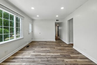 1111 S Washington St in Wheaton, IL - Building Photo - Building Photo