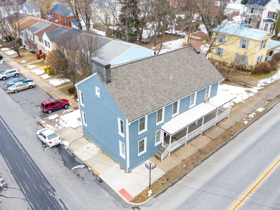 400 E Washington St in Charles Town, WV - Building Photo