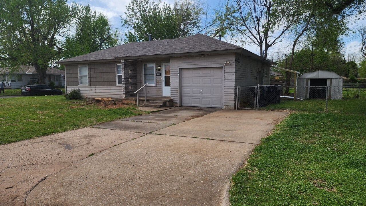 2501 SW Murray Dr in Oklahoma City, OK - Building Photo