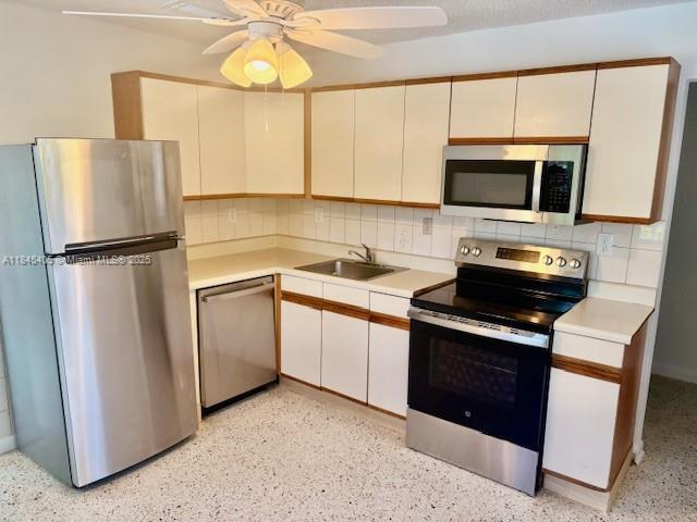 2837 SW 33rd Ave in Miami, FL - Building Photo - Building Photo