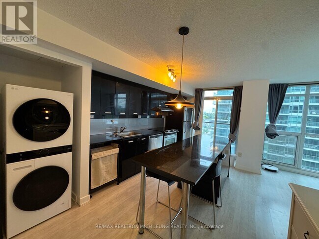 19 Singer Ct in Toronto, ON - Building Photo - Building Photo