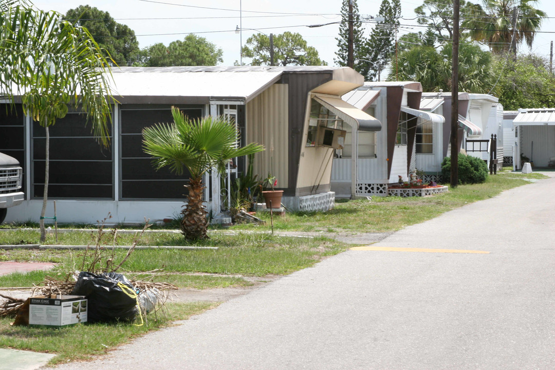 Trade Winds Mobile Home Court in Bradenton, FL - Building Photo