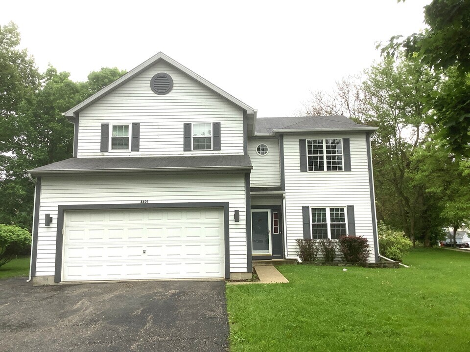 8601 Sycamore Ct in Fox Lake, IL - Foto de edificio