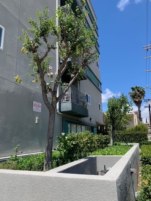 property at 959 S Ardmore Ave