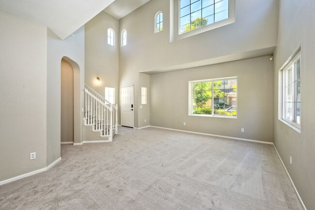 255 Diamante Way in Oceanside, CA - Building Photo - Building Photo