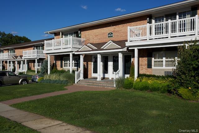 65 Claire Ct in West Babylon, NY - Building Photo