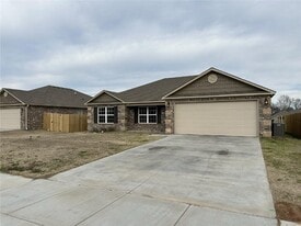 6801 SW Pilgrim Rd in Bentonville, AR - Building Photo