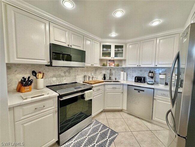 1 Bluebill Ave, Unit 604 in Naples, FL - Building Photo - Building Photo