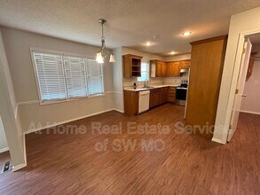 4146 S Parkcrest Ave in Springfield, MO - Building Photo - Building Photo