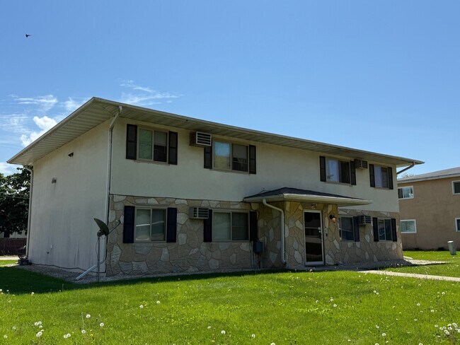 1748 La Crescent St, Unit 9 in La crosse, WI - Building Photo - Building Photo
