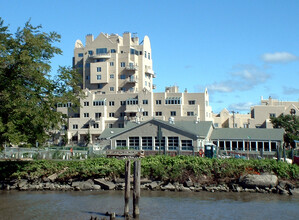 Clermont on the Hudson in Nyack, NY - Foto de edificio - Building Photo