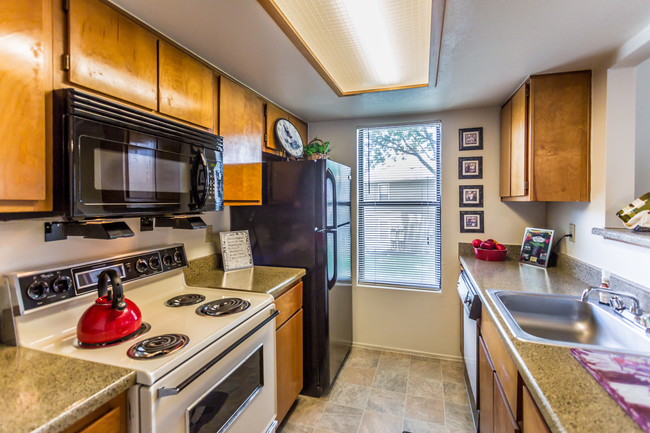 Canterbury Woods Apartments in Memphis, TN - Building Photo - Interior Photo