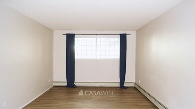 10425-10477 77 Ave NW in Edmonton, AB - Building Photo - Building Photo