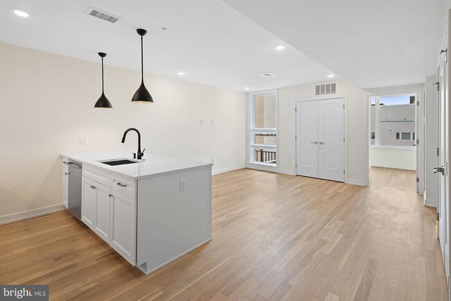 property at 806 N 2nd St
