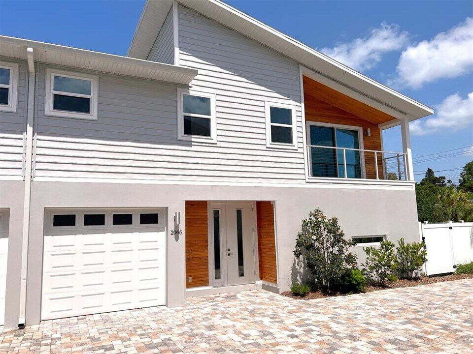 2066 Roselawn St in Sarasota, FL - Building Photo