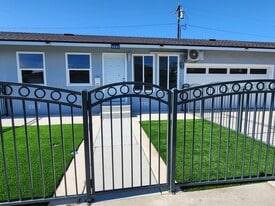 233 E 219th St in Carson, CA - Building Photo