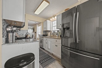 Room in House on Crestridge Ct in Stone Mountain, GA - Building Photo - Building Photo