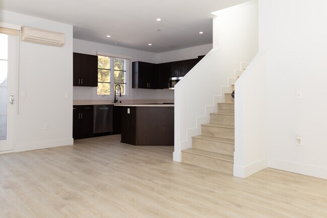 Santa Clara Courts in Ventura, CA - Foto de edificio - Building Photo