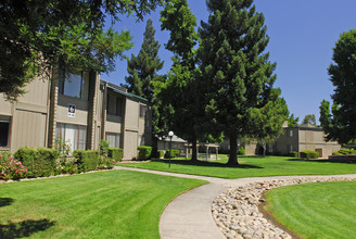 Clover Ridge Apartments in Sacramento, CA - Building Photo - Building Photo