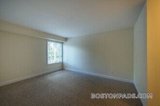 12 Westgate Dr in Woburn, MA - Building Photo - Building Photo
