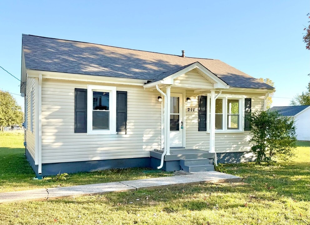 211 Sanderson Dr in Hopkinsville, KY - Building Photo