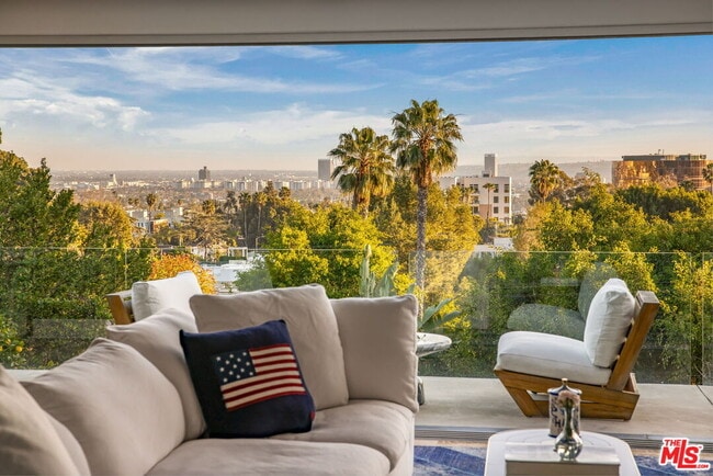 7924 Hillside Ave in Los Angeles, CA - Building Photo - Building Photo