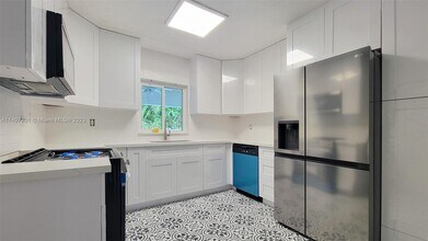 14325 NE 8th Ave in North Miami, FL - Building Photo - Building Photo
