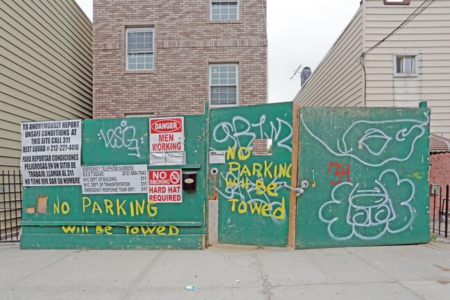 39-15 27th St in Long Island City, NY - Foto de edificio - Building Photo