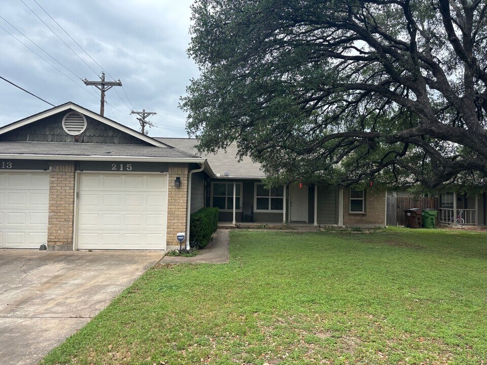 213-215-215 Greenlawn Blvd in Round Rock, TX - Building Photo