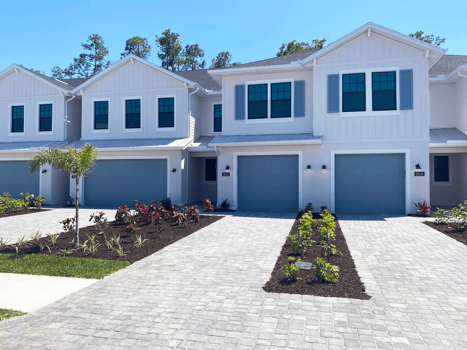 Juniper Pointe Townhomes in Naples, FL - Building Photo