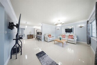 300 NE 175th St in North Miami Beach, FL - Foto de edificio - Building Photo