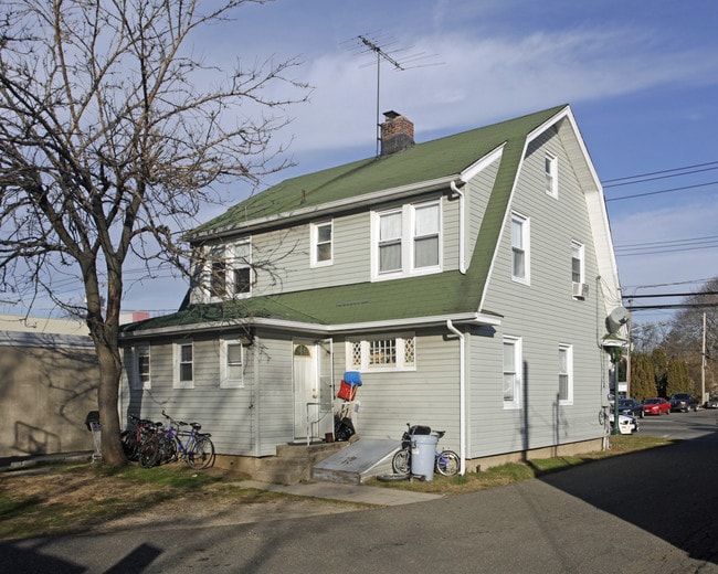 320 Larkfield Rd in East Northport, NY - Foto de edificio - Building Photo
