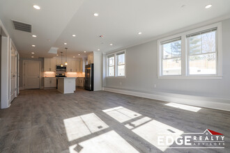 100 Kenrick St, Unit 1 in Boston, MA - Foto de edificio - Building Photo