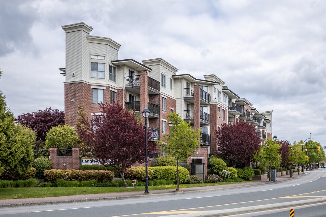 Signature Club Suites in Langley, BC - Building Photo