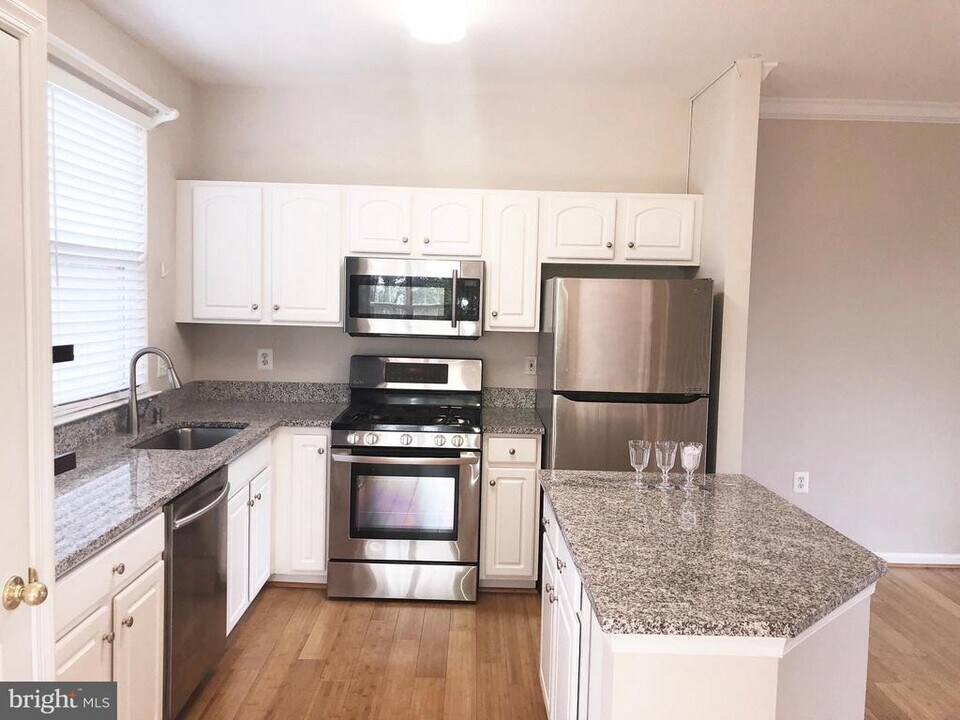 21798 Jarvis Square in Ashburn, VA - Building Photo