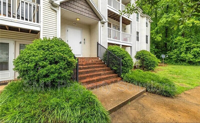 2328 W Vandalia Rd in Greensboro, NC - Building Photo