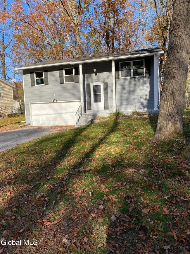4 Heather Ln in Saratoga Springs, NY - Building Photo - Building Photo