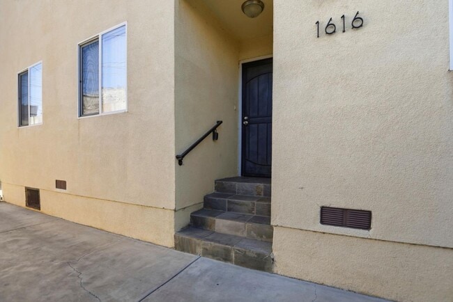 1614 W 39th Pl in Los Angeles, CA - Building Photo - Building Photo