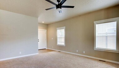 5587 W Song Sparrow St in Garden City, ID - Building Photo - Building Photo