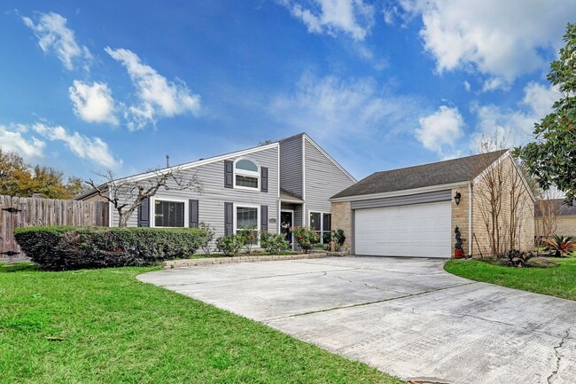 2235 Round Lake Dr