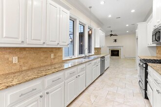 2437 Fiero St in Baton Rouge, LA - Building Photo - Building Photo