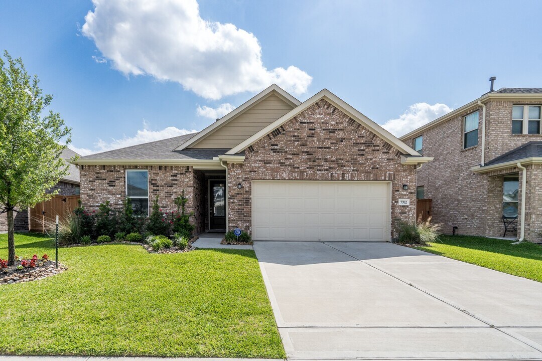 7702 Royal Oasis Ln in Cypress, TX - Building Photo